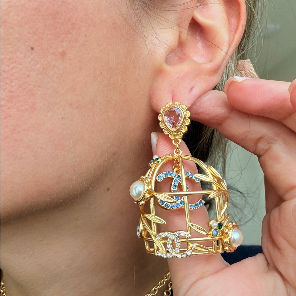 🕊️🌸✨Vintage Chanel Gold Earrings ✨🌸🕊️ - Picture 7 of 10